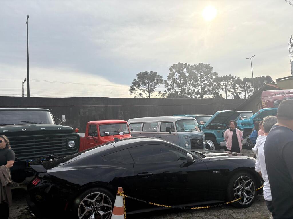 Encontro de Carros Antigos encanta visitantes em Lages