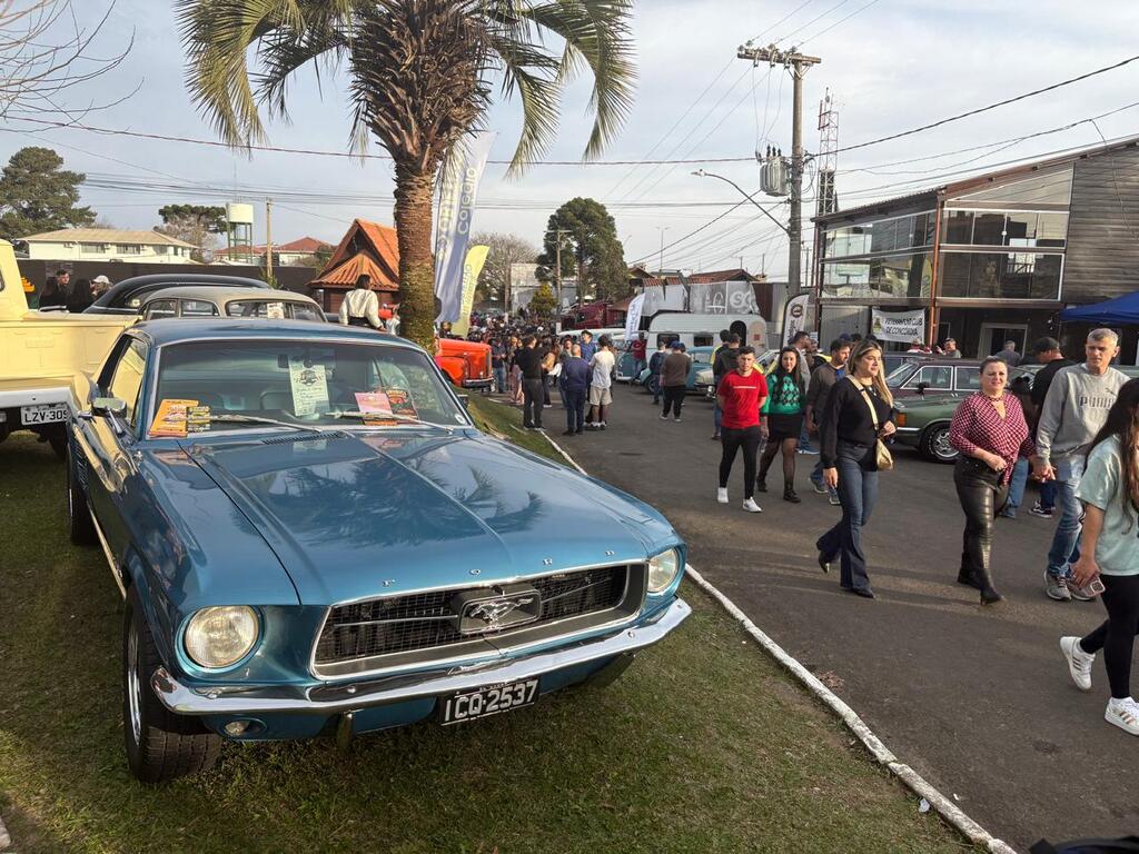 Encontro de Carros Antigos encanta visitantes em Lages