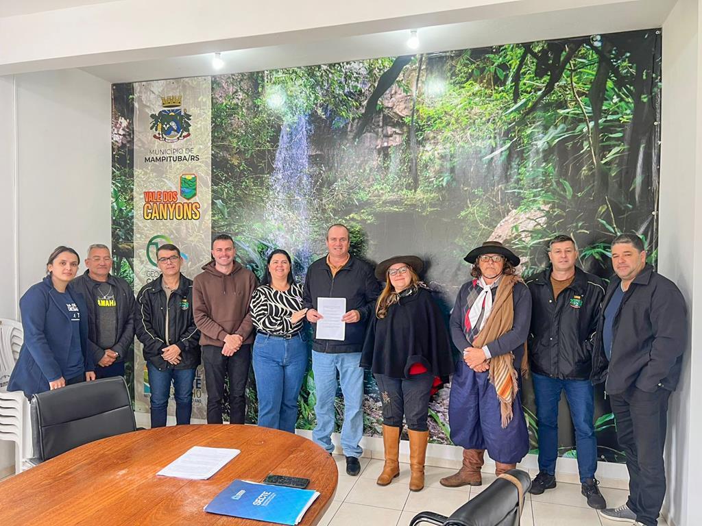 PREFEITO DE MAMPITUBA BETO ROLDÃO RECEBE REPRESENTANTES DO PROJETO TROPEIROS PARA APRESENTAÇÃO OFICIAL DA INICIATIVA