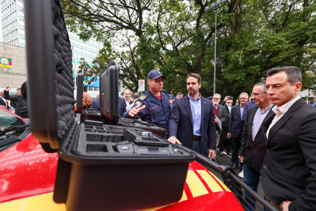 Corpo de Bombeiros recebe drones e botes doados pelo Instituto Unimed/RS