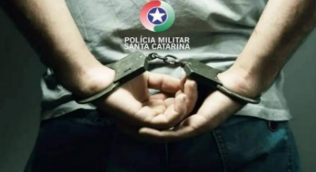 Suspeito de estelionato resiste à abordagem, tenta desarmar policial e é preso em Ascurra