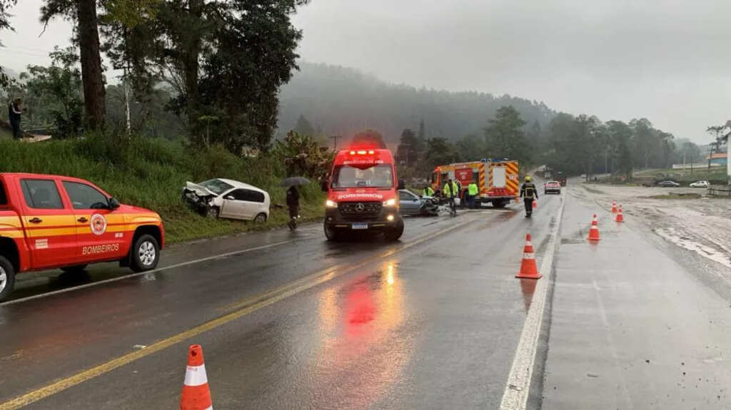 Colisão frontal na BR-470 deixa dois feridos em Trombudo Central