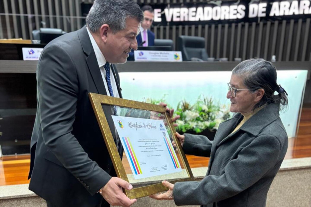 Símbolo da comunidade, Dona Cotinha é reconhecida com Moção por trajetória e travessia emocionante