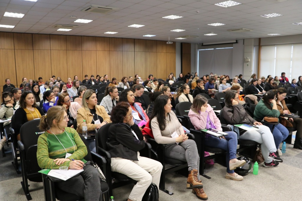 Servidores da Assistência Social do município de Campos Novos participam de capacitação regional