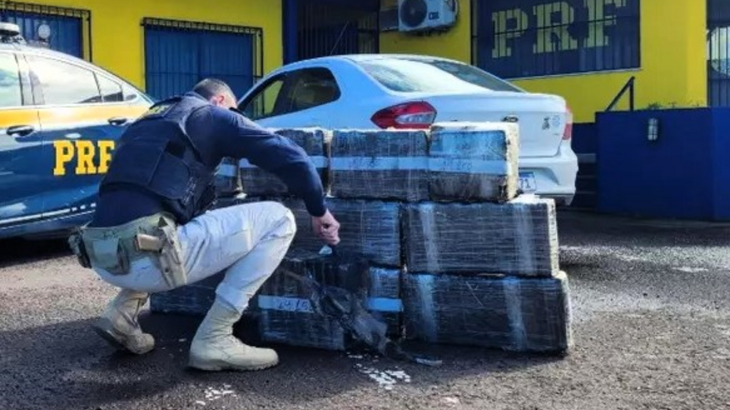 Imagem divulgação PRF - PRF apreende 200 kg de maconha em carro com placas de Garopaba no RS
