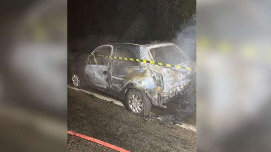 Foto: CBMSC, Divulgação - Homem é encontrado morto ao lado de carro incendiado em SC