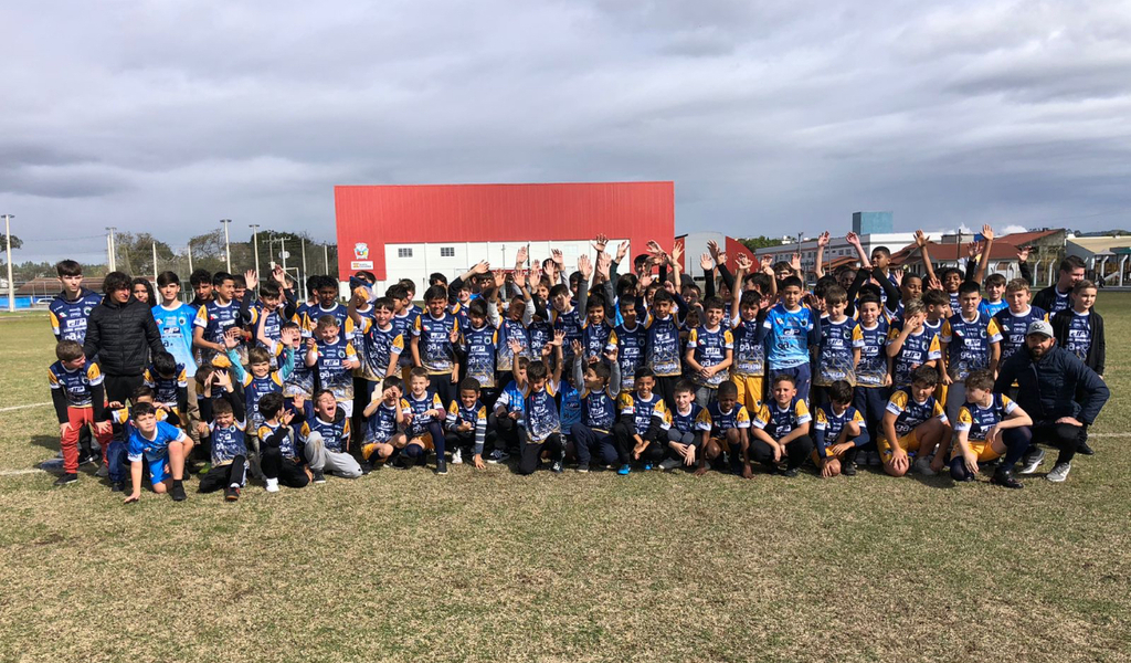 Atletas das escolinhas de Cocal do Sul ganham uniformes para a temporada
