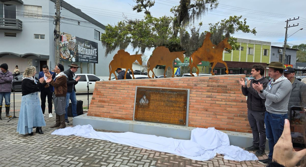 Morro da Fumaça: 1º Chimarrão e Tradição encanta público com homenagens à cultura gaúcha e inauguração de monumento aos tropeiros