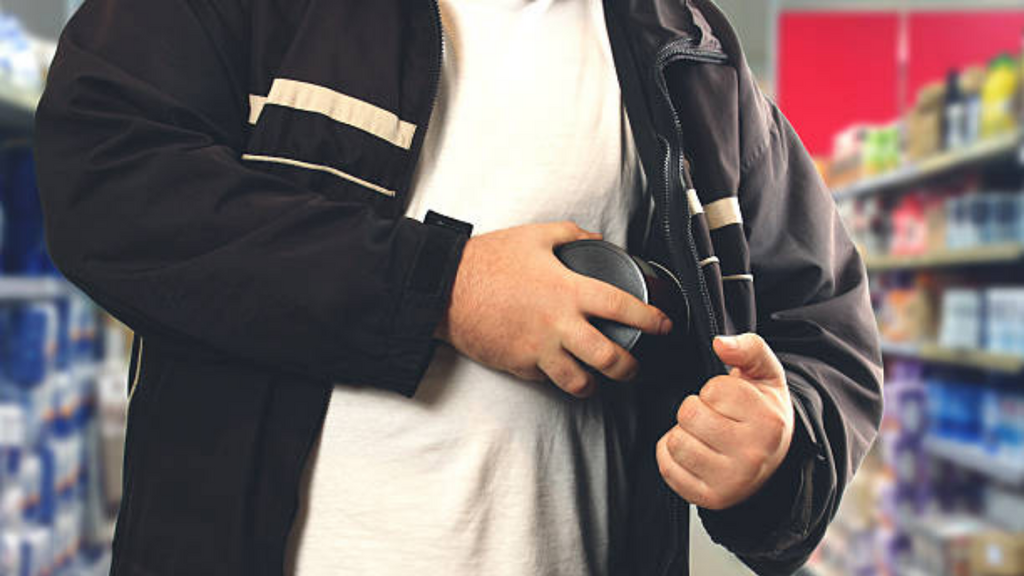 Imagem iStock - Homem é detido por furtar 11 barras de chocolate em supermercado