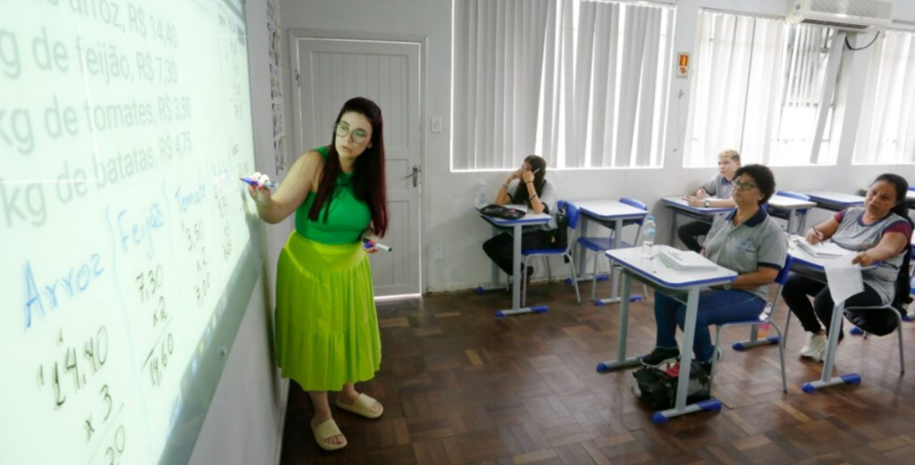 Seminário discute práticas pedagógicas na Educação de Jovens e Adultos