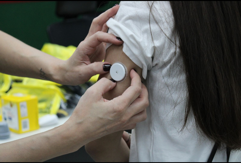 Criciúma é pioneira em Santa Catarina na entrega de sensores de glicose para crianças e adolescentes com diabetes