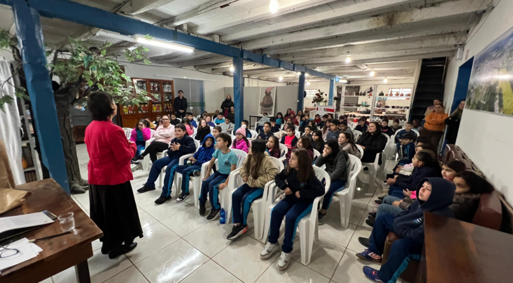 Mais de 300 alunos da rede municipal assistem a encenação artística sobre a história de Morro da Fumaça