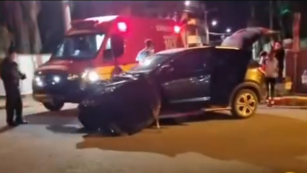 Imagem reprodução redes sociais - Colisão entre carro e ônibus deixa jovem ferido em Imbituba