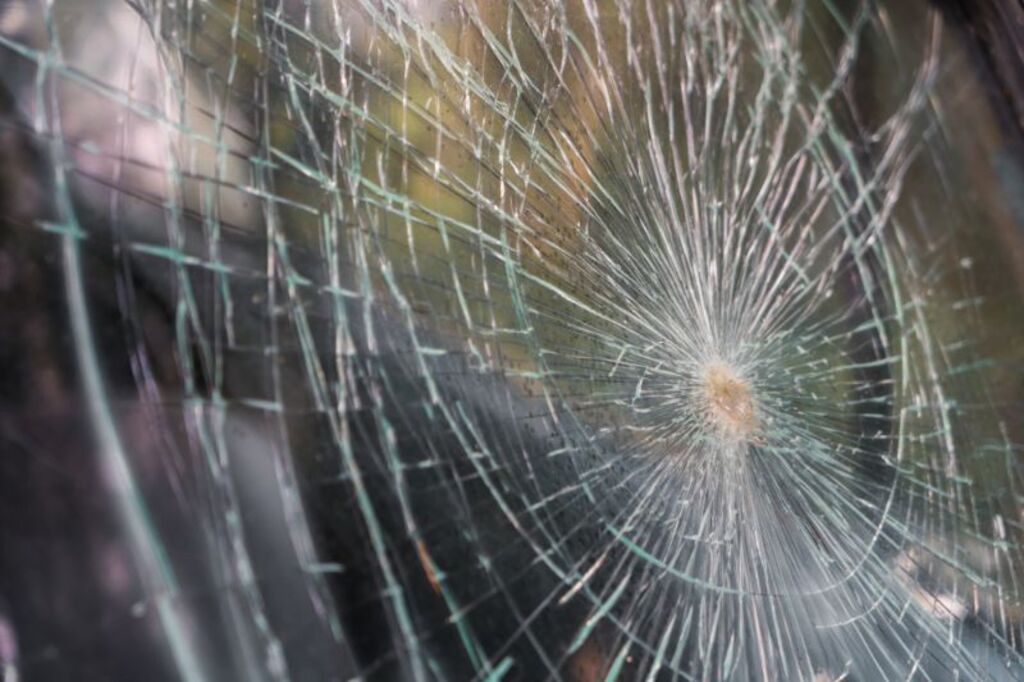 Após tentativa frustrada de roubo, homem ameaça casal e quebra vidros de carro em Apiúna