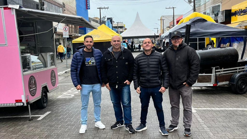 Sábado Mais do Dia dos Pais agita o calçadão da Nereu Ramos com música, cultura e carros antigos