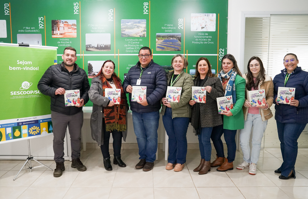 Copercampos entrega livros “O Segredo da Cooperação”, para escolas de Campos Novos