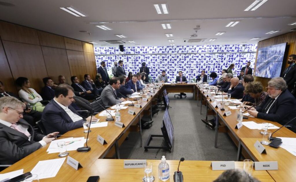 Líderes definem que projeto da anistia e a mudança do foro privilegiado não entram na pauta desta semana