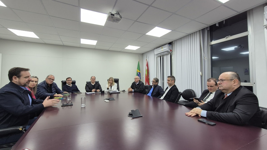 AMPESC reforça importância do Número Total de Estudantes em reunião na Secretaria de Educação