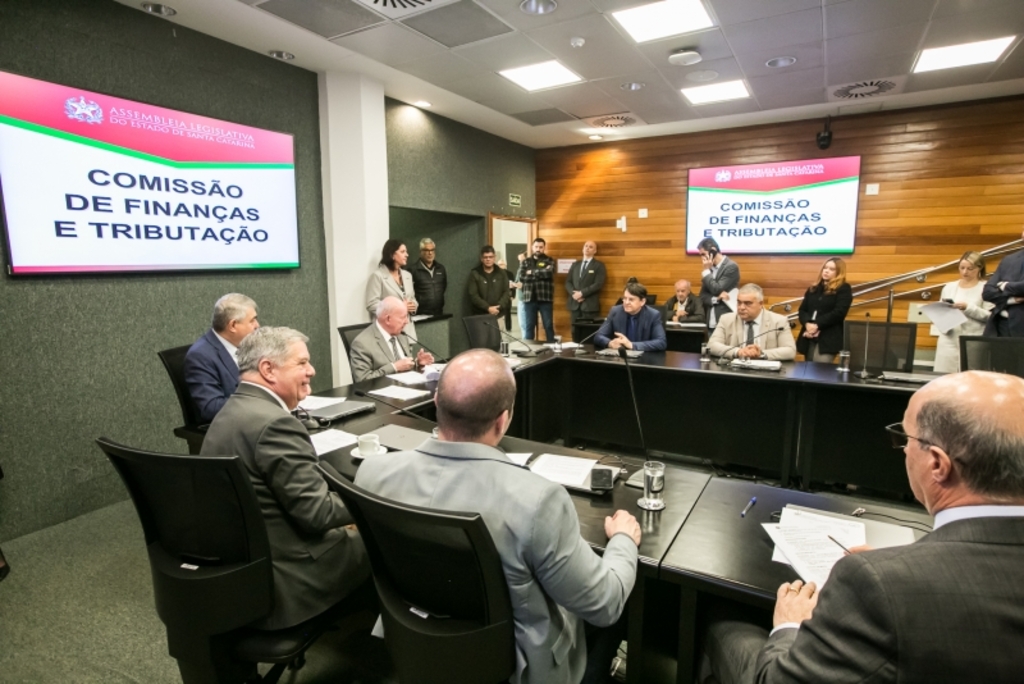 Assembleia aprova projeto que incentiva uso moderado de celulares nas escolas