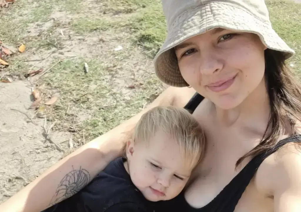 Mãe fica paraplégica e bebê morre após ataque de girafa na África do Sul