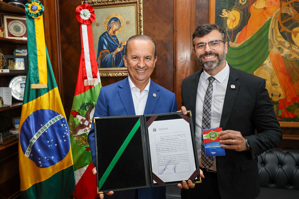 Governador dá posse a Henrique de Freitas Junqueira como secretário adjunto da Casa Civil de Santa Catarina