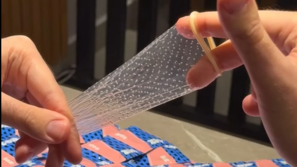 Imagem Print Vídeo Divulgação - Camisinha texturizada; SUS passa a oferecer dois novos modelos de preservativo gratuitamente