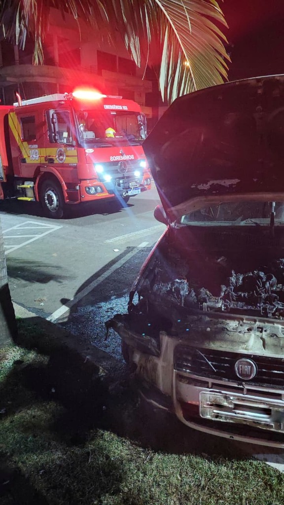 Incêndio destrói veículo em Barracão; caso pode ter sido criminoso