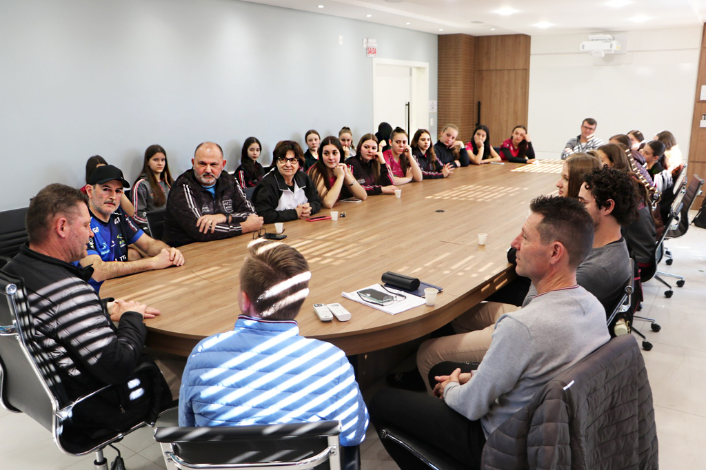 Executivo recebe visita da Associação dos Pais e Amigos do Voleibol de Concórdia - APAV