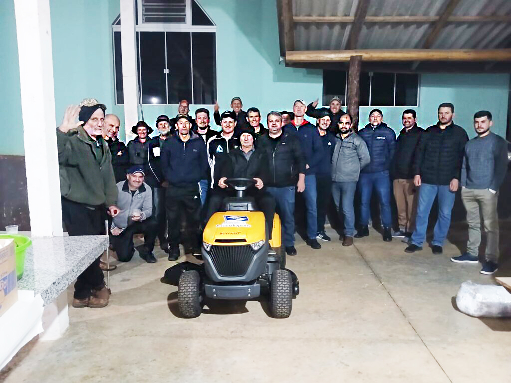 ADMINISTRAÇÃO REALIZA A ENTREGA DE NOVO TRATOR CORTADOR DE GRAMA PARA A COMUNIDADE DE SÃO LUIZ