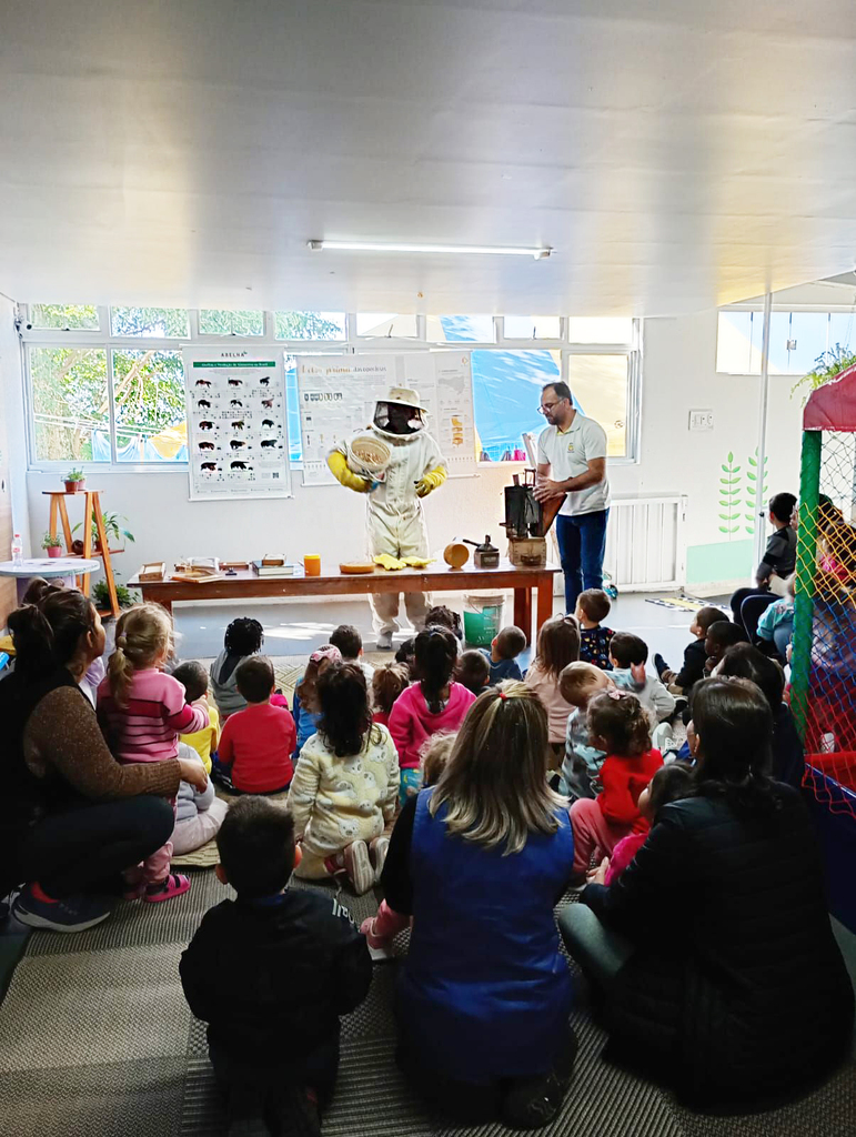 Núcleo dos Apicultores da ACIRP realiza ação de sensibilização ambiental com crianças da educação infantil