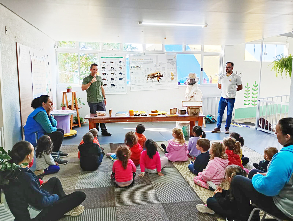 Núcleo dos Apicultores da ACIRP realiza ação de sensibilização ambiental com crianças da educação infantil