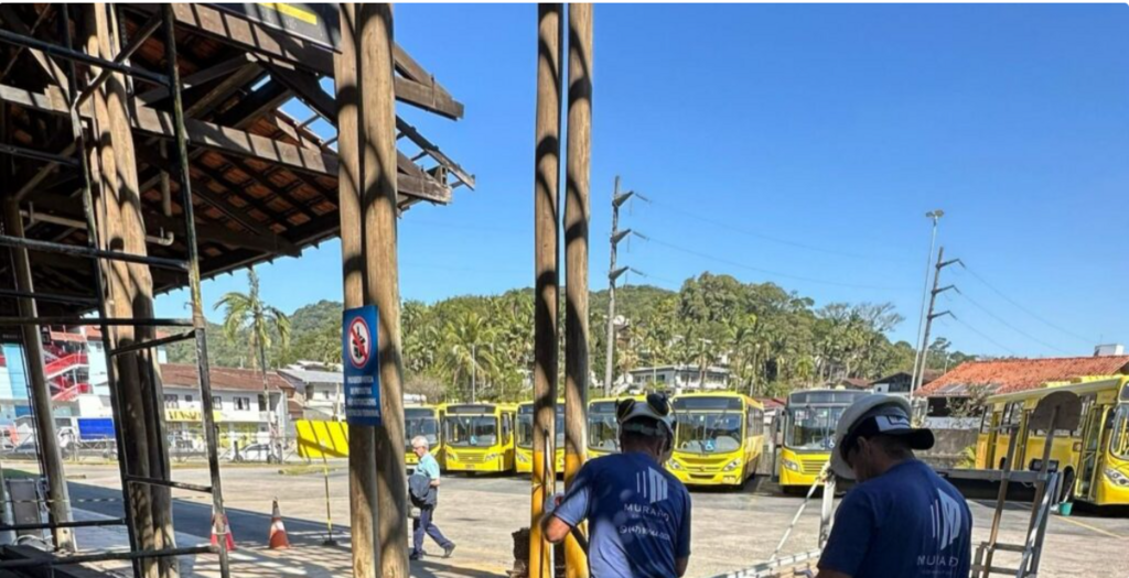 Terminal do Iririú passa por manutenção no telhado após incidente