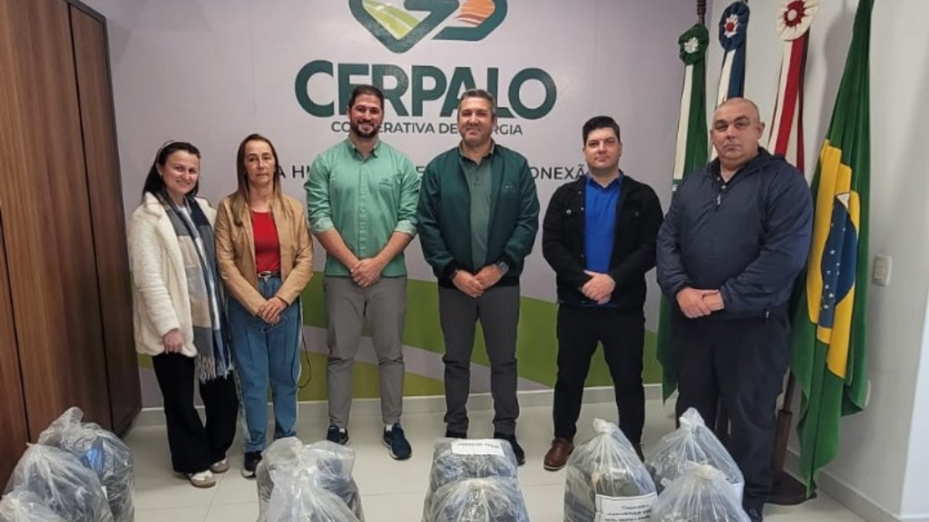 Solidariedade que aquece: Cerpalo doa uniformes reformados para ações  sociais.