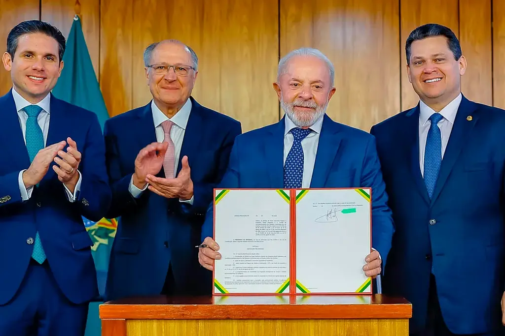 Lula lança plano de R$ 30 bilhões para empresas afetadas pelo tarifaço