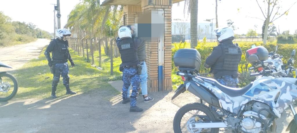 Guardas municipais cumprem mandado de prisão