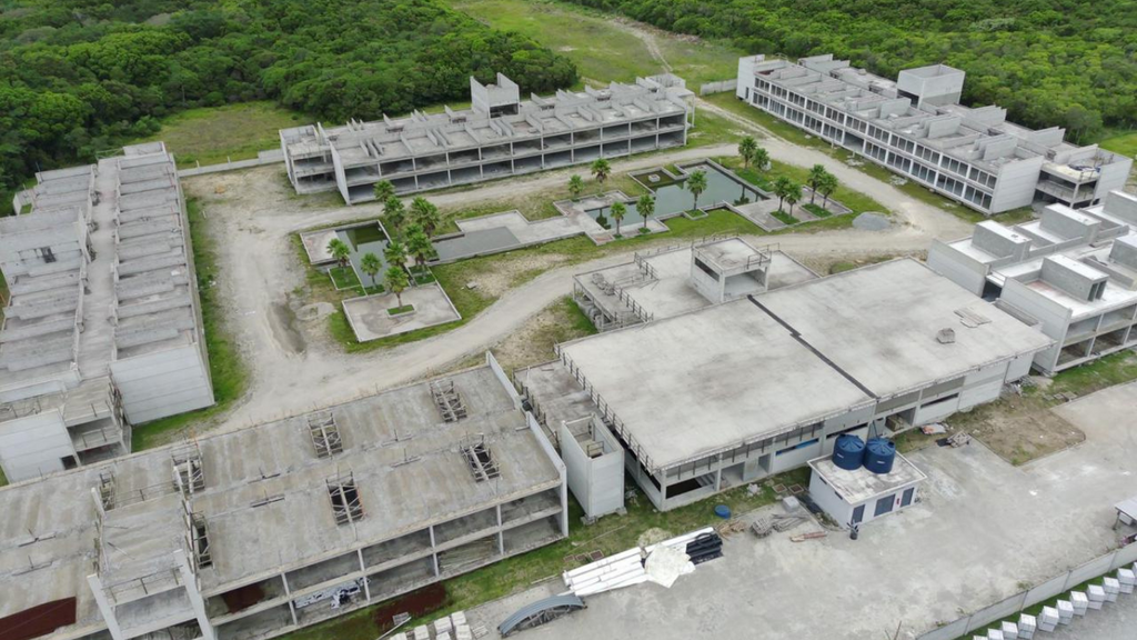 Ministério Público abre inquérito para investigar atraso nas obras da Surfland em Garopaba