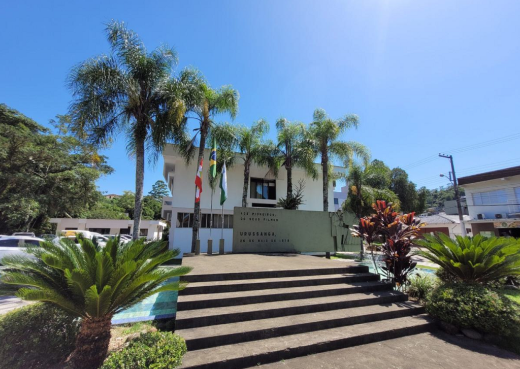 Prefeitura de Urussanga abre processo seletivo para 20 cargos e salários de até R$ 11 mil