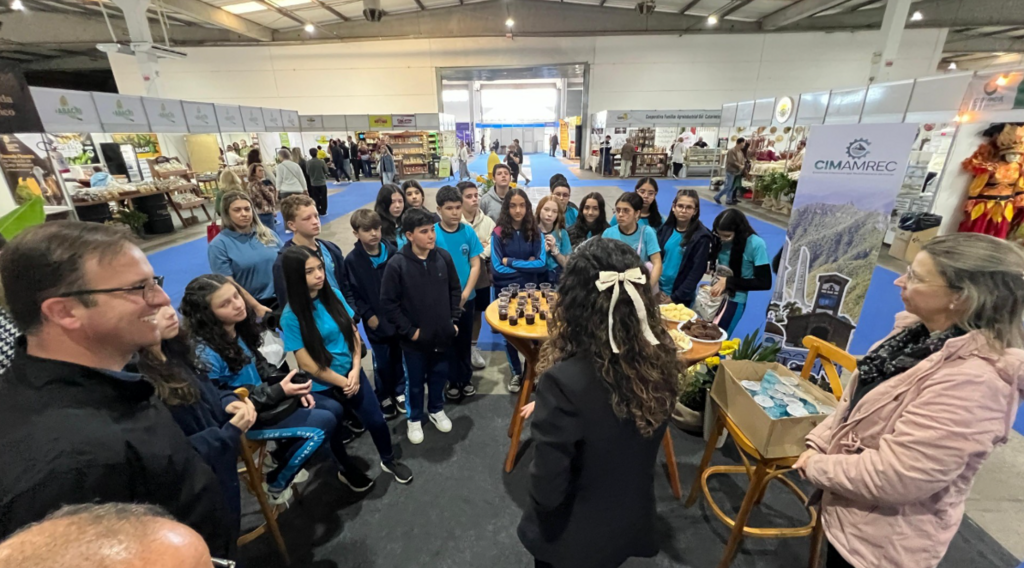 Em saída de campo, alunos fumacenses do Projeto Sanitarista Júnior visitam a Feira Agroponte
