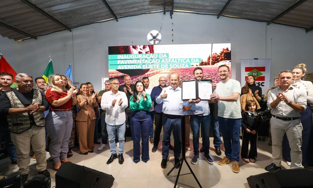 Governador inaugura pavimentação asfáltica e assina ordens de serviço em Pescaria Brava
