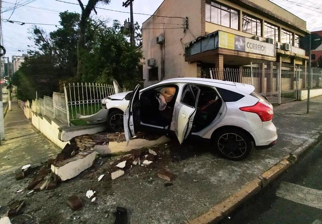 Motorista embriagada bate veículo contra cerca de agência dos Correios em Joaçaba