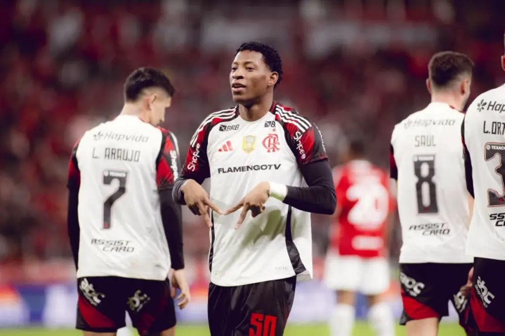 Com autoridade, Flamengo bate o Internacional e segue na liderança isolada do Brasileirão