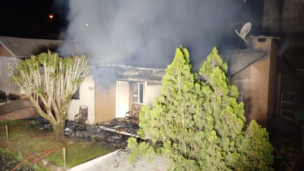 Incêndio destrói casa de atleta em Maravilha; campanha solidária é organizada