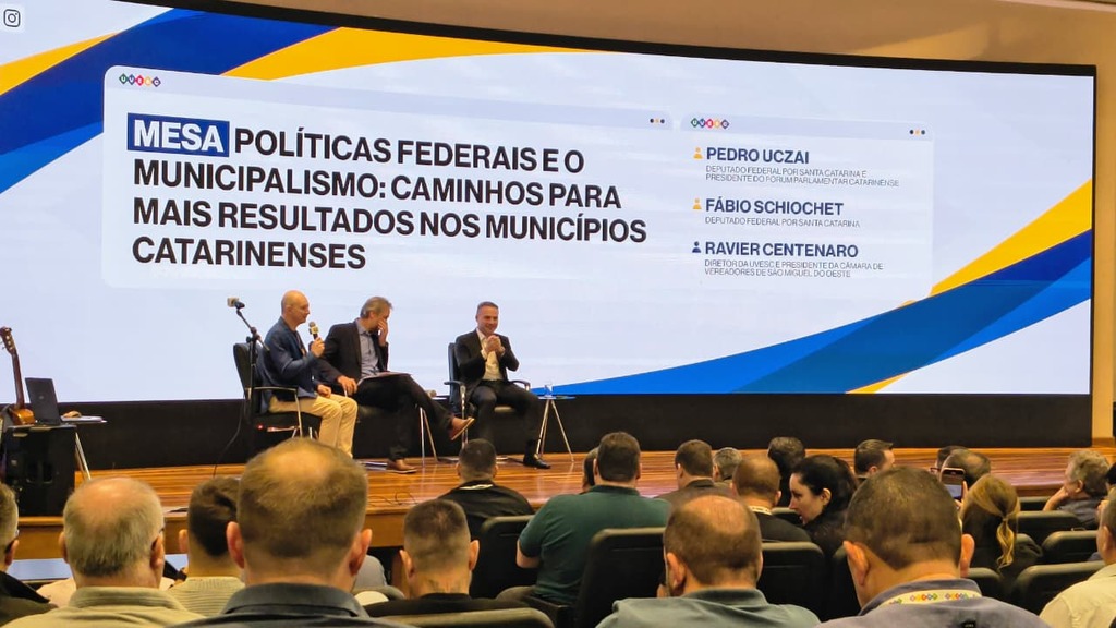 Vereador Ravier Centenaro media debate sobre municipalismo em seminário estadual da Uvesc