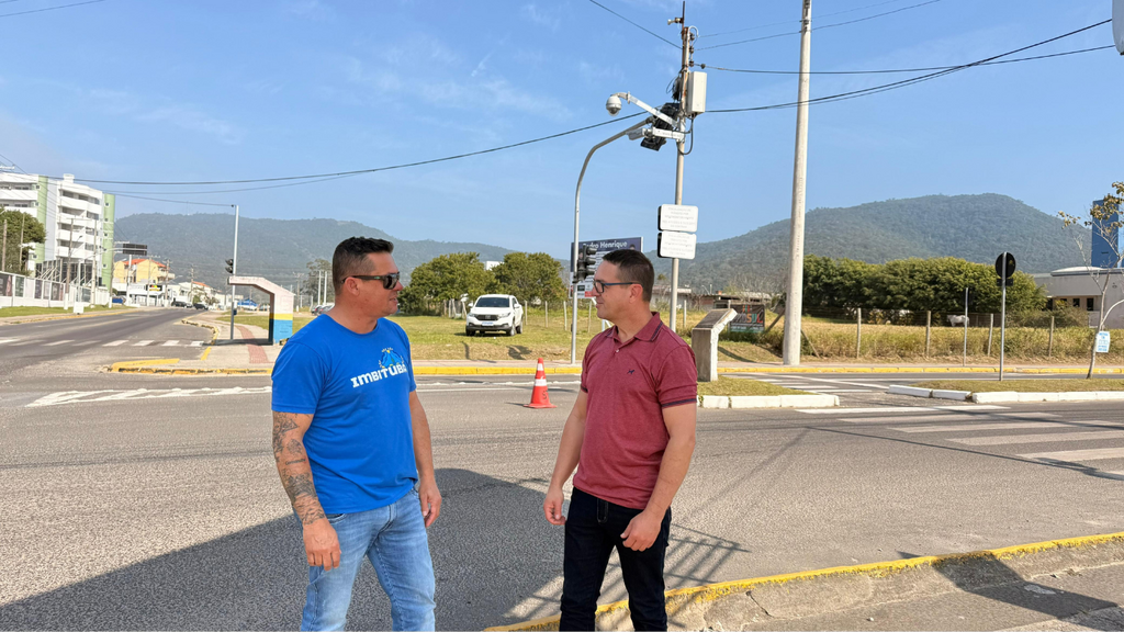 Semáforo desligado há meses causa acidentes e prefeitura fala sobre novo projeto para o local