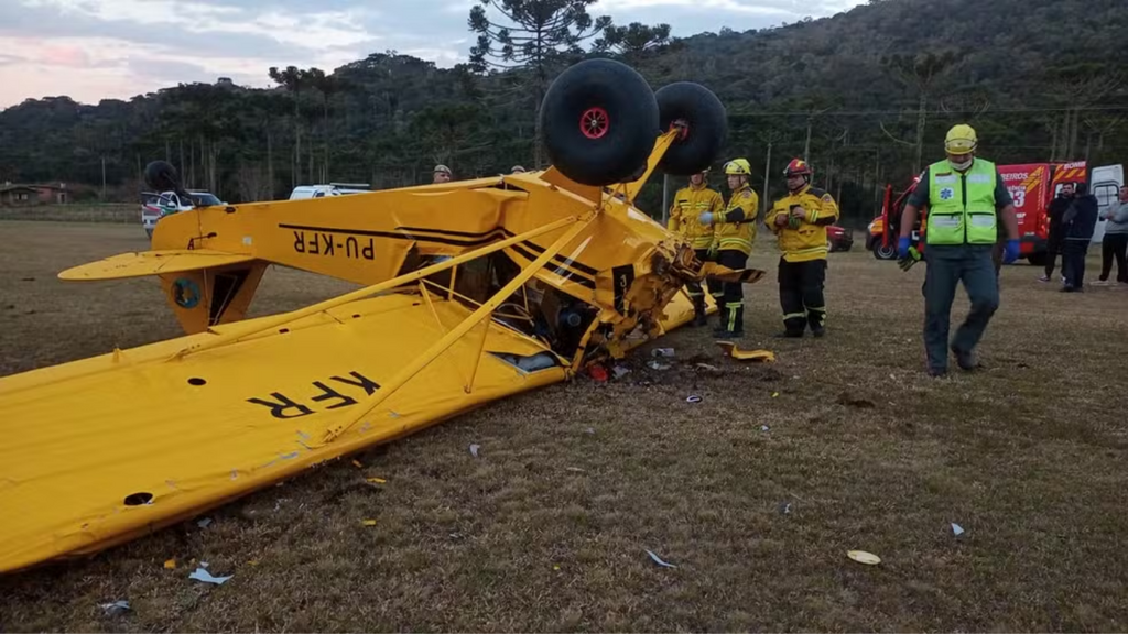 Imagem divulgação CBMSC - Empresário morre em queda de avião de pequeno porte em SC; mulher fica gravemente ferida
