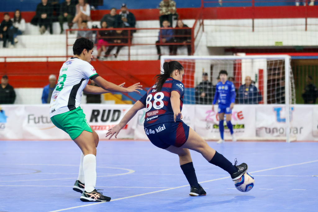 Celemaster pressiona, mas Malgi vence por 2 a 1