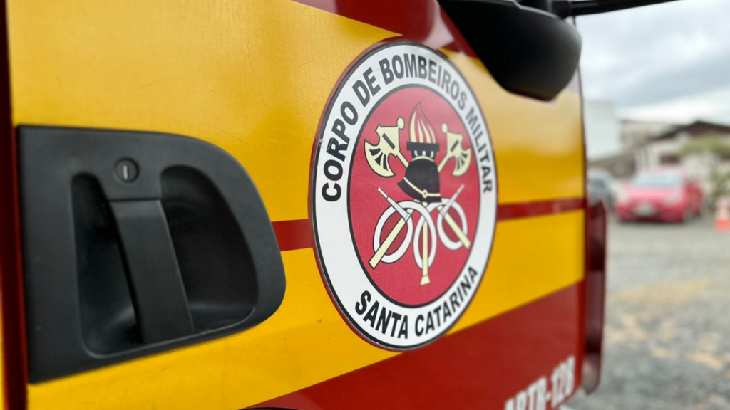 Imagem divulgação - Incêndio destrói veículo de luxo na Barra da Ibiraquera