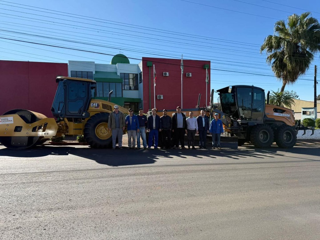 Serra Alta entrega nova motoniveladora e rolo compactador com apoio do Governo do Estado