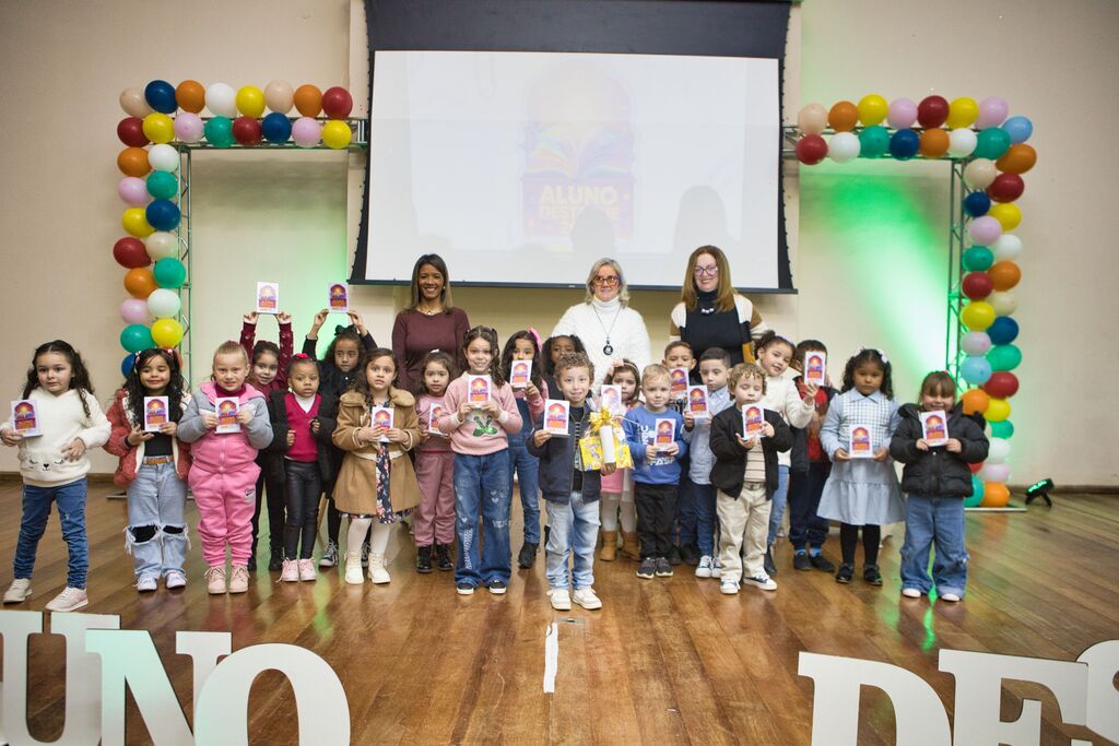 Estudantes da rede municipal recebem Troféu Aluno Destaque