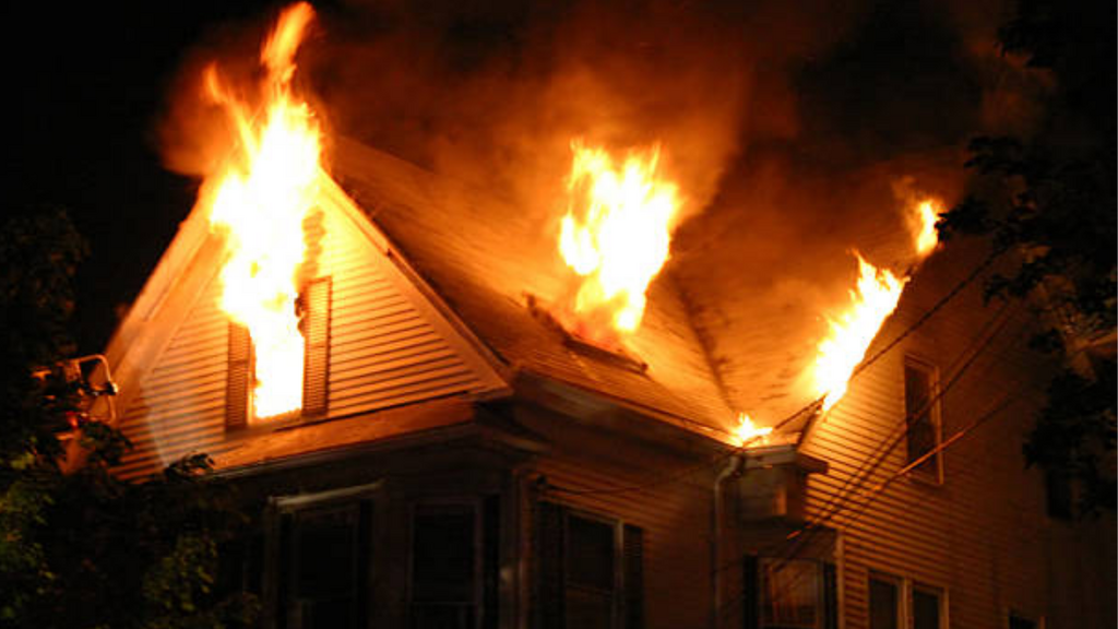 Imagem: iStock - Homem agride companheira, incendeia casa e é preso em Imbituba